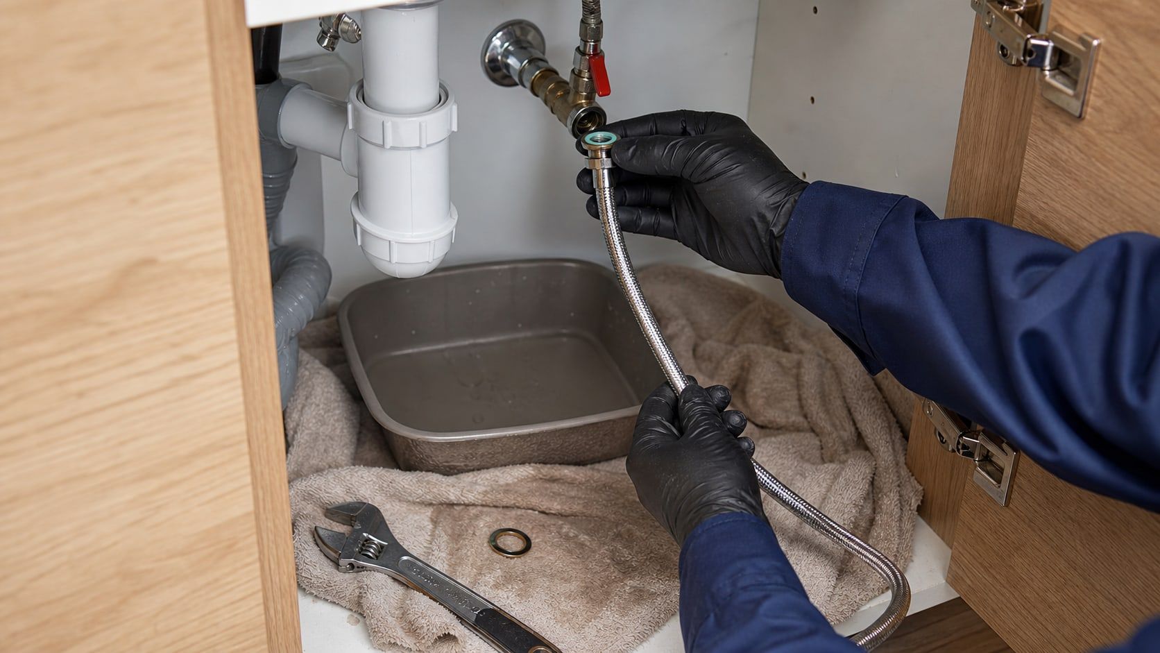 Remplacement d'un flexible d'alimentation après coupure d'eau sous un lavabo